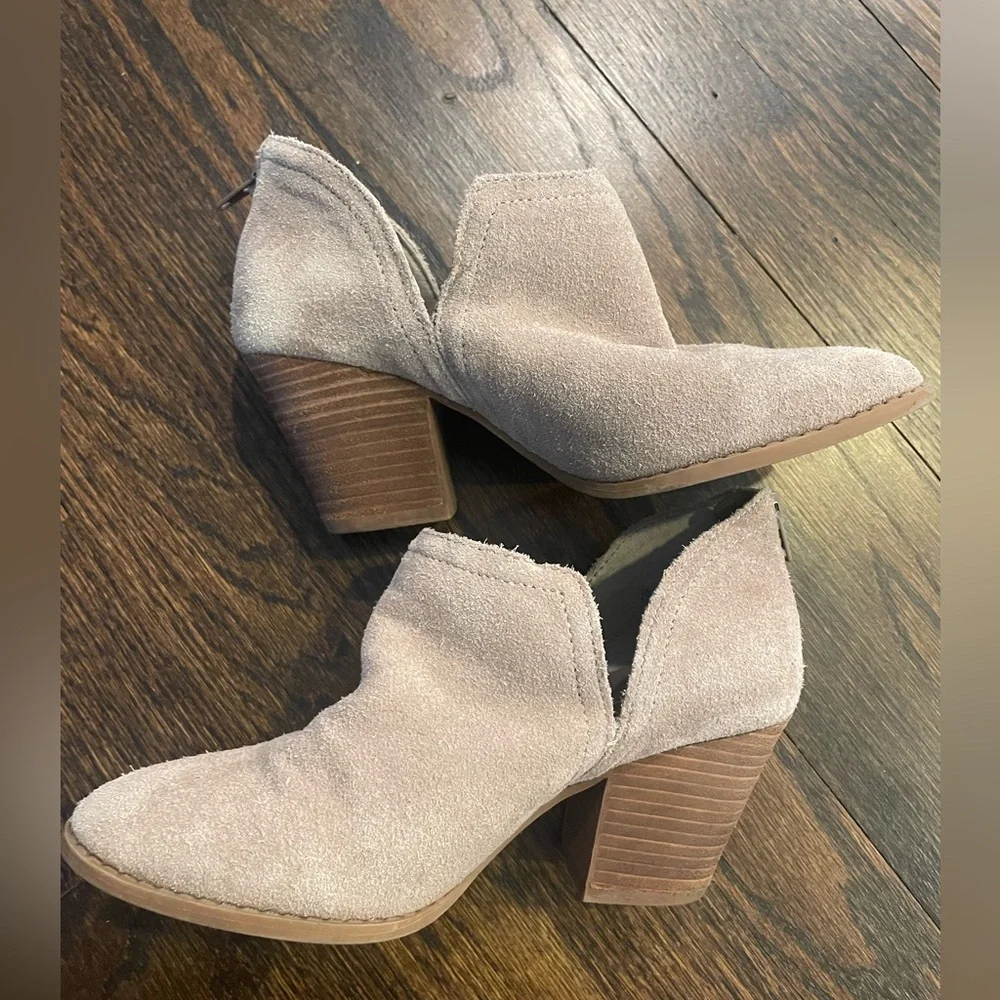 Clarks Size 7.5 Booties - Picture 1 of 5